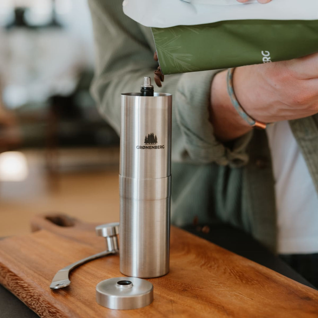 Kaffeemühle wird gefüllt mit Bohnen